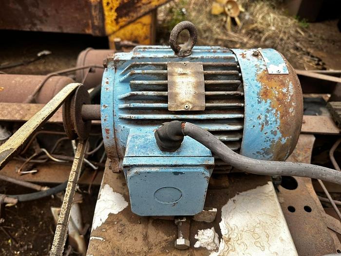 Used MITSUBISHI TRUCK WITH 6000 LITRE STAINLESS STEEL TANKER (NON-RUNNER)