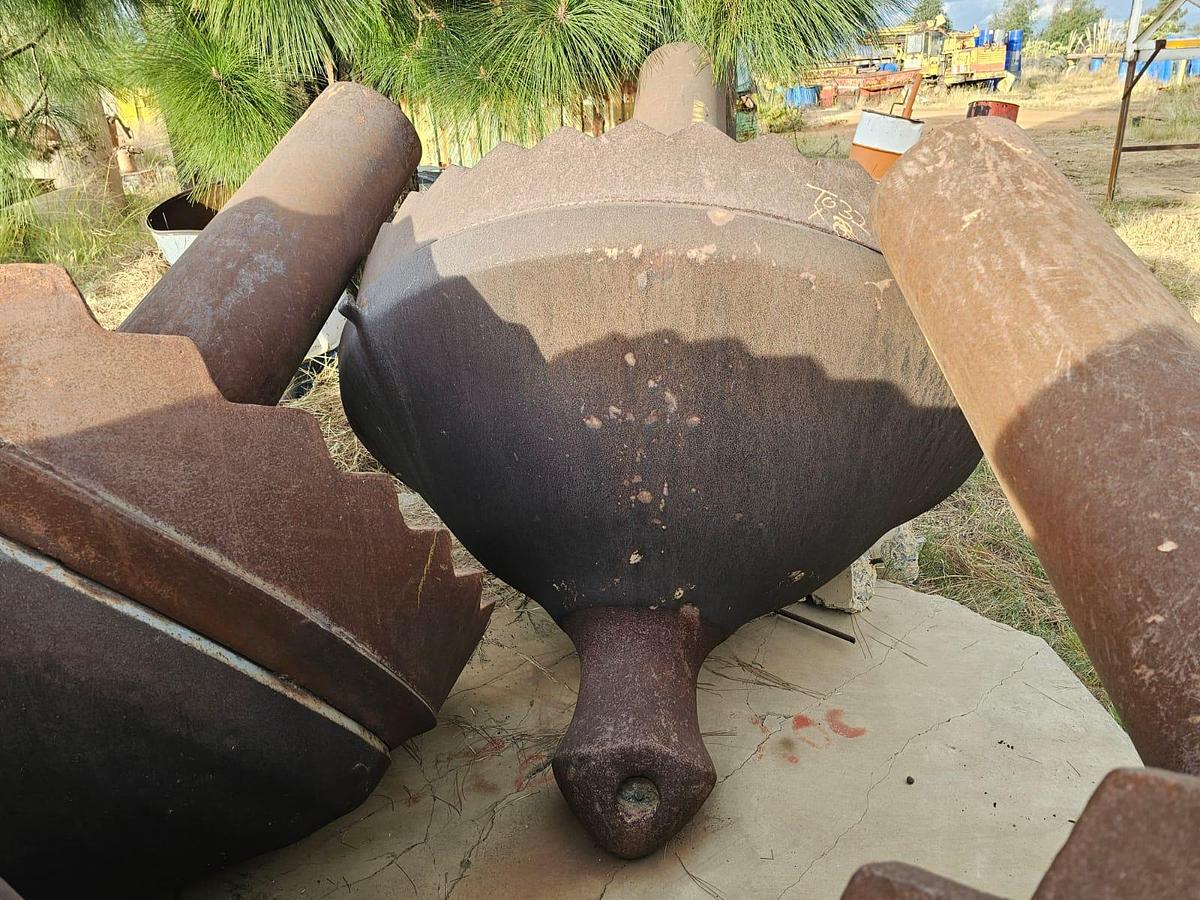 Used CONE CRUSHER HEAD CENTER & MAIN SHAFT