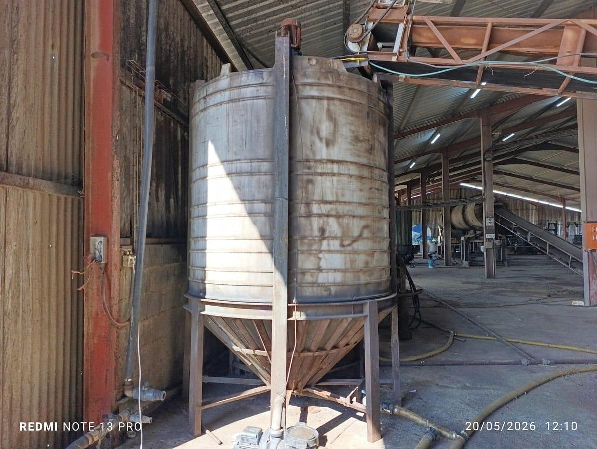 Used 5500L MIXING TANK, AGITATOR WITH 8 METER CONEYOR STRUCTURE
