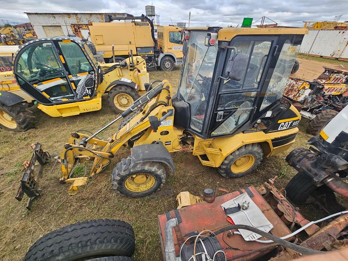 Used CATERPILLAR 902 WHEEL LOADER
