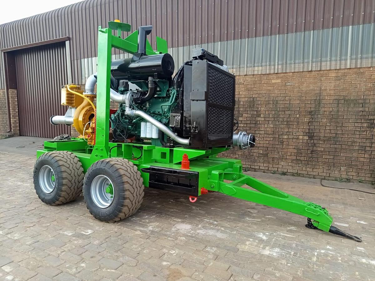Used WATER PUMP ON A TRAILER WITH VOLVO ENGINE (BATTERIES NOT INCLUDED)