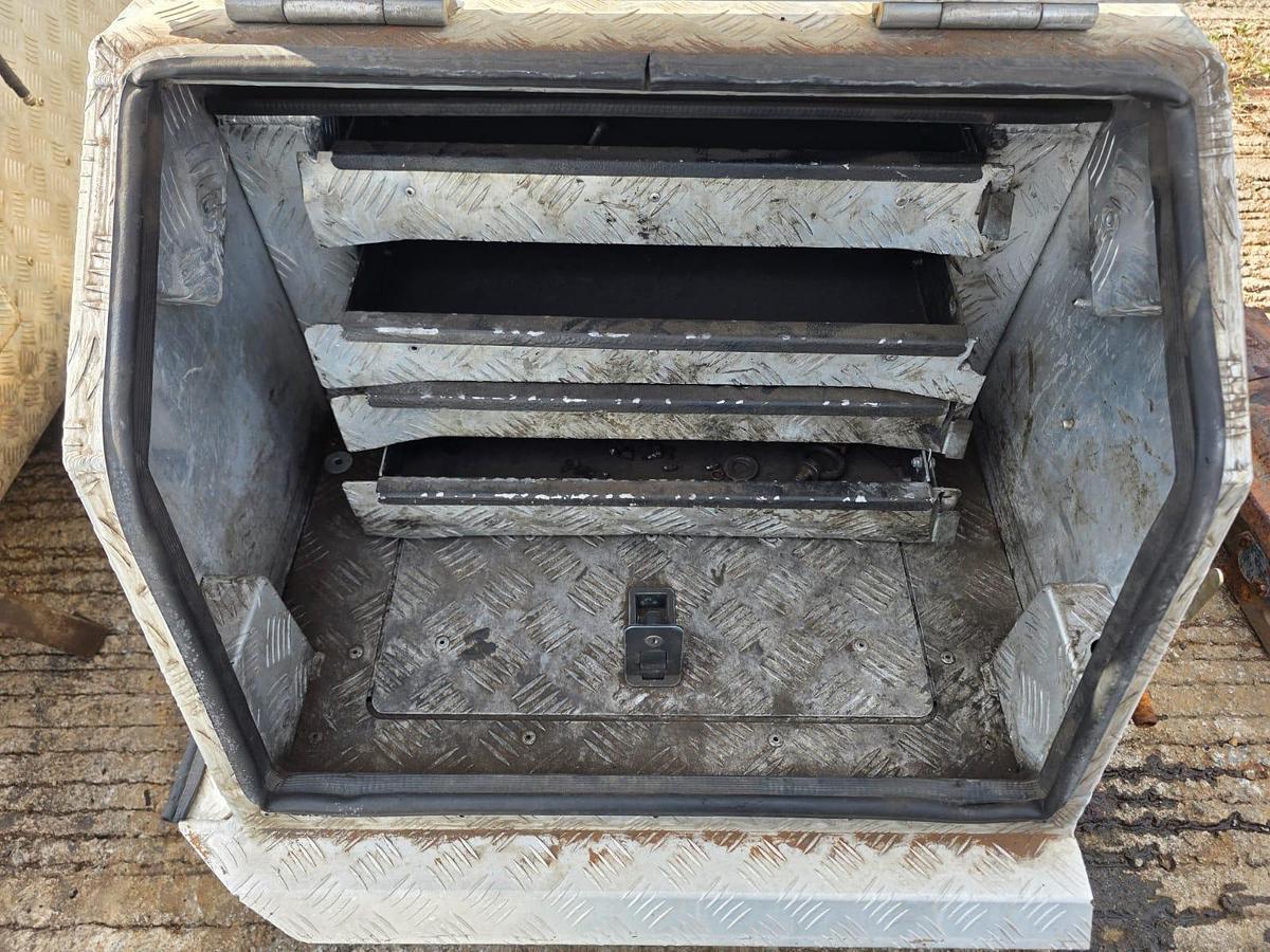 Used SMALL ALUMINUM BAKKIE TOOLBOX 1720MMX770MMX1M (USED)