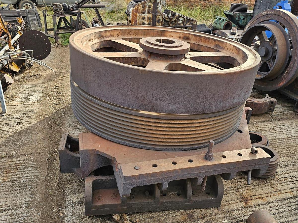 Used CRUSHER FLY WHEEL, TOGGLE PLATES AND HAMMER