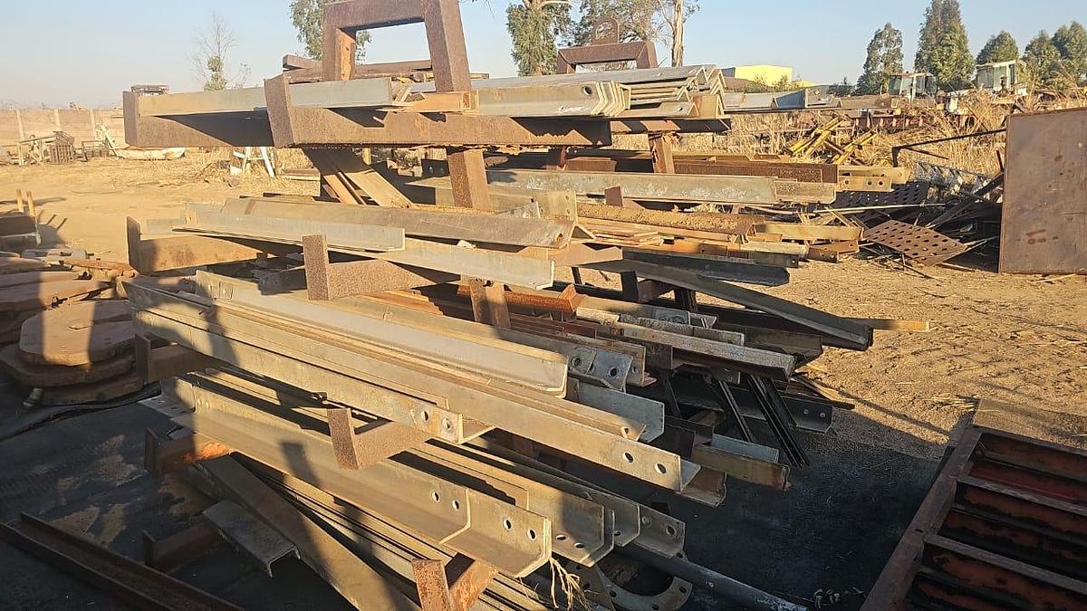 Used VARIOUS SIZES GALVANIZEED ANGLE IRON (USED)