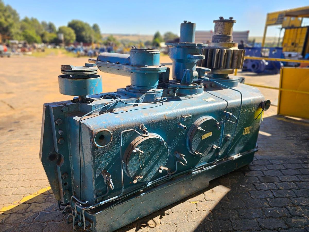 Used LOW SPEED HIGH TORQUE INDUSTRIAL HEAVY DUTY GEARBOX (USED)