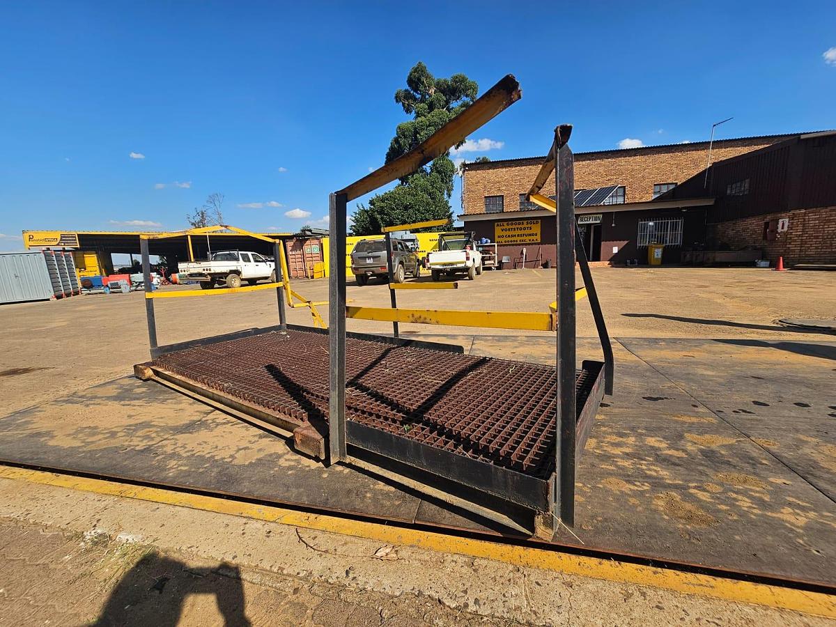 Used WALKWAY STRUCTURE WITH SIDE MOUNTS (USED)