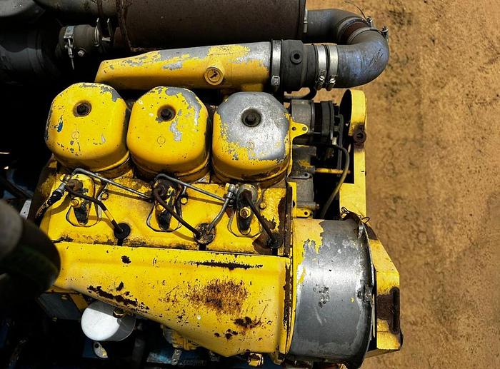 Used 1 X TRI-AXLE FLAT DECK TRAILER WITH KENNIS 3.2 TON DIESEL POWERED BRICK CRANE & GRAB (TRUCK NOT INCLUDED)