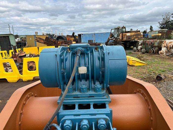 Used SINGLE DECK 4X16 VIBRATING SCREEN WITH 2 VIBRATING MOTORS (NOT TESTED)