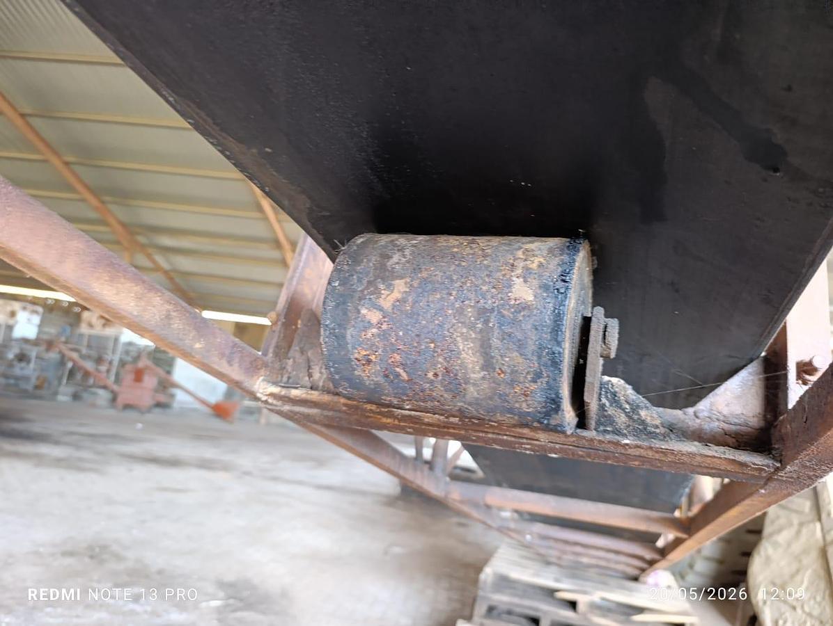 Used 5500L MIXING TANK, AGITATOR WITH 8 METER CONEYOR STRUCTURE