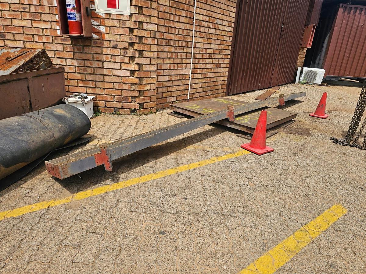 Used 1 HALVE OF ROOM BEAM (USED)