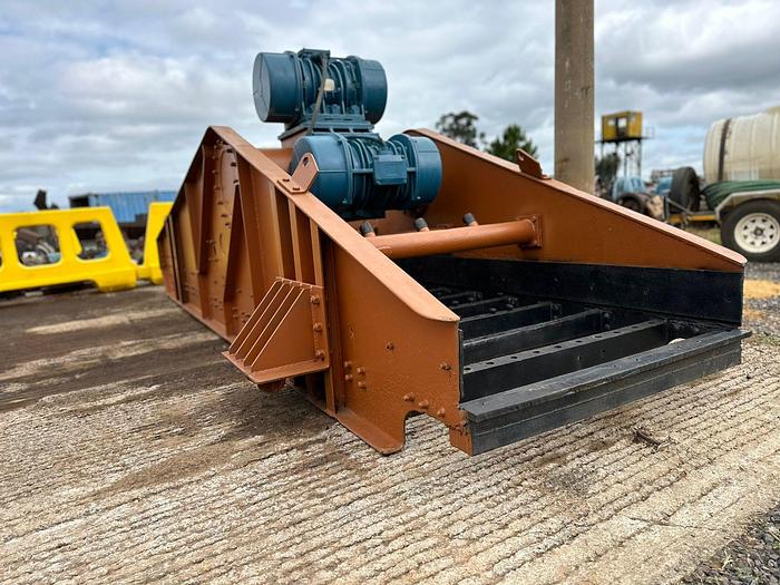 Used SINGLE DECK 4X16 VIBRATING SCREEN WITH 2 VIBRATING MOTORS (NOT TESTED)