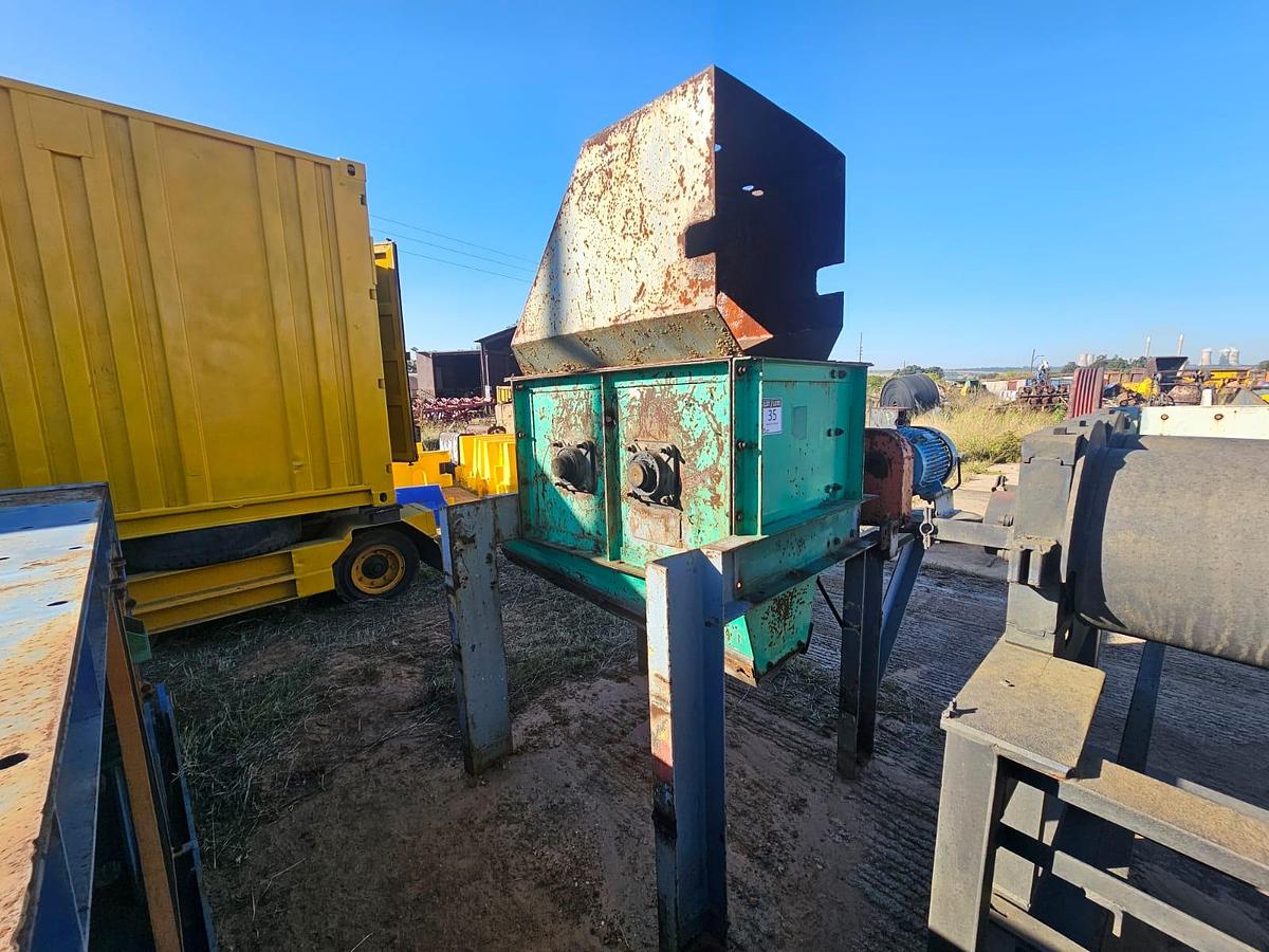 Used DOUBLE ROLL LUMP BREAKER / CRUSHER ON STAND WITH MOTOR AND GEARBOX (NOT TESTED)