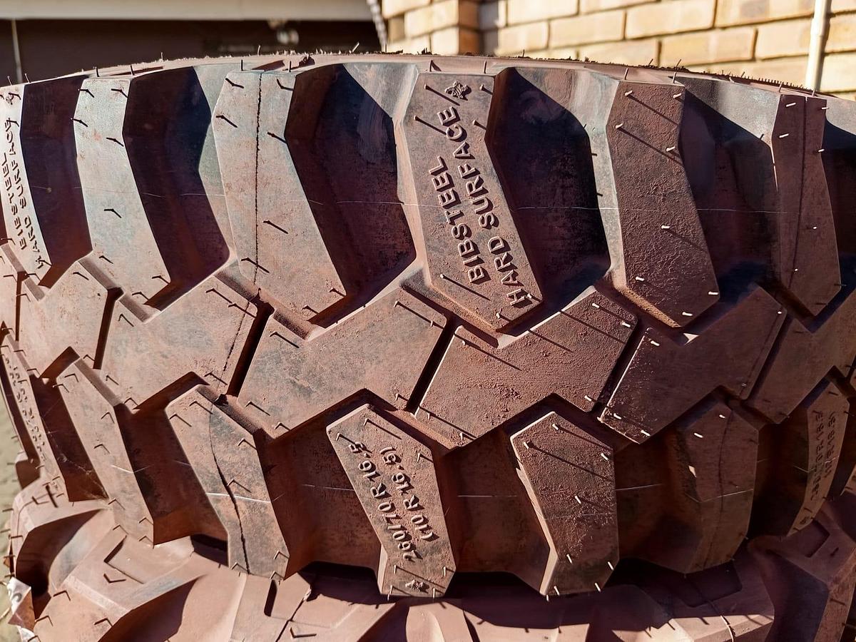 Used MICHELIN BIBSTEEL HARD SURFACE 260/70 R 16.5 IND 