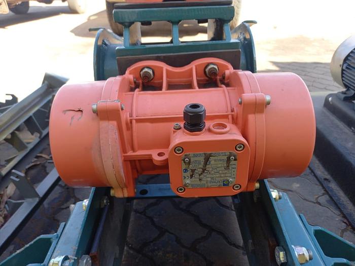 Used MINI VIBRATING SCREEN WITH 2 VIBRATING MOTORS