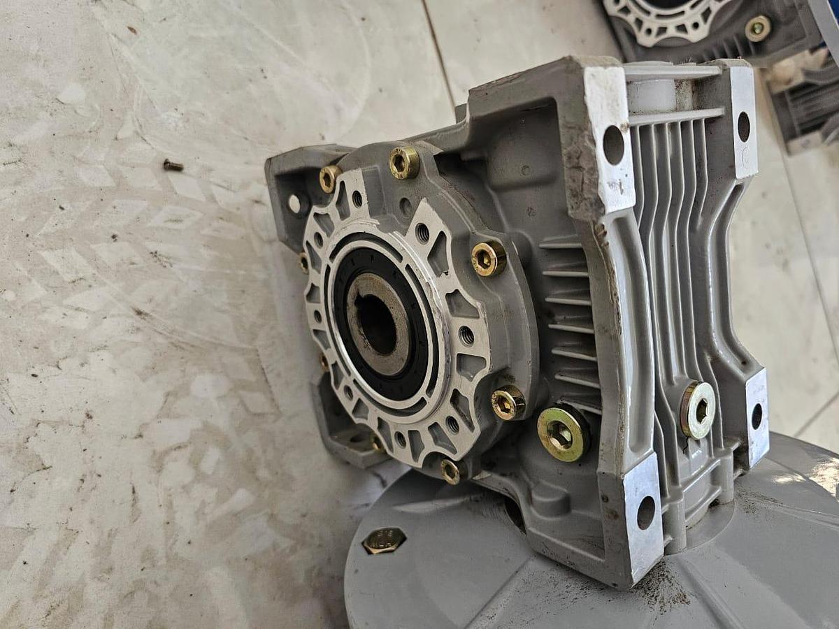 Used 2.2 KW MOTORIZED GEARBOXES