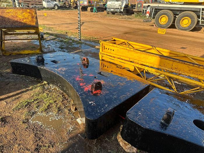 Used KRUPP KMK 5120 ALL TERRAIN 120 TON CRANE (RUNNER)