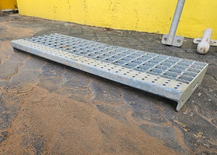 Used STAIR TREAD GRID (915mm x 315mm)