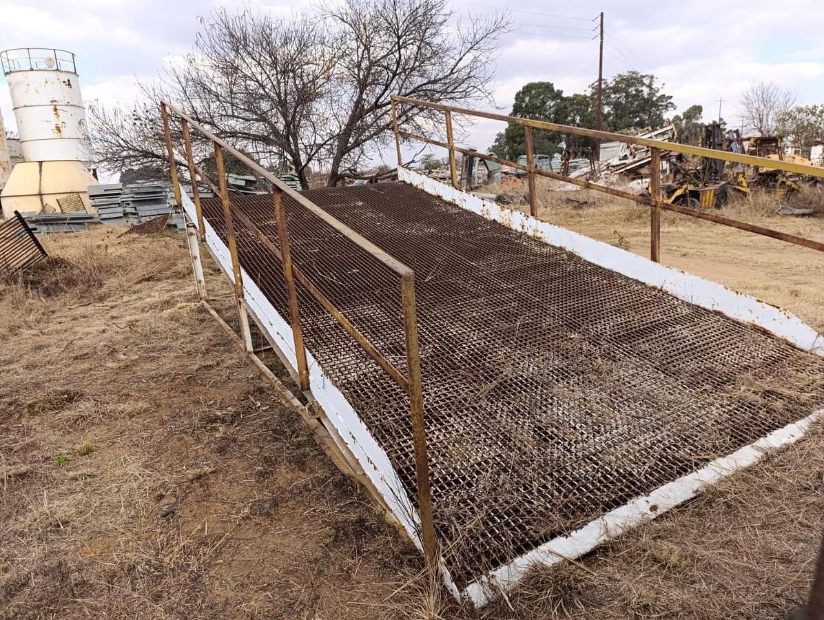 Used LOADING RAMP (6,2 M X 3 M X 2,5 M) - USED CONDITION