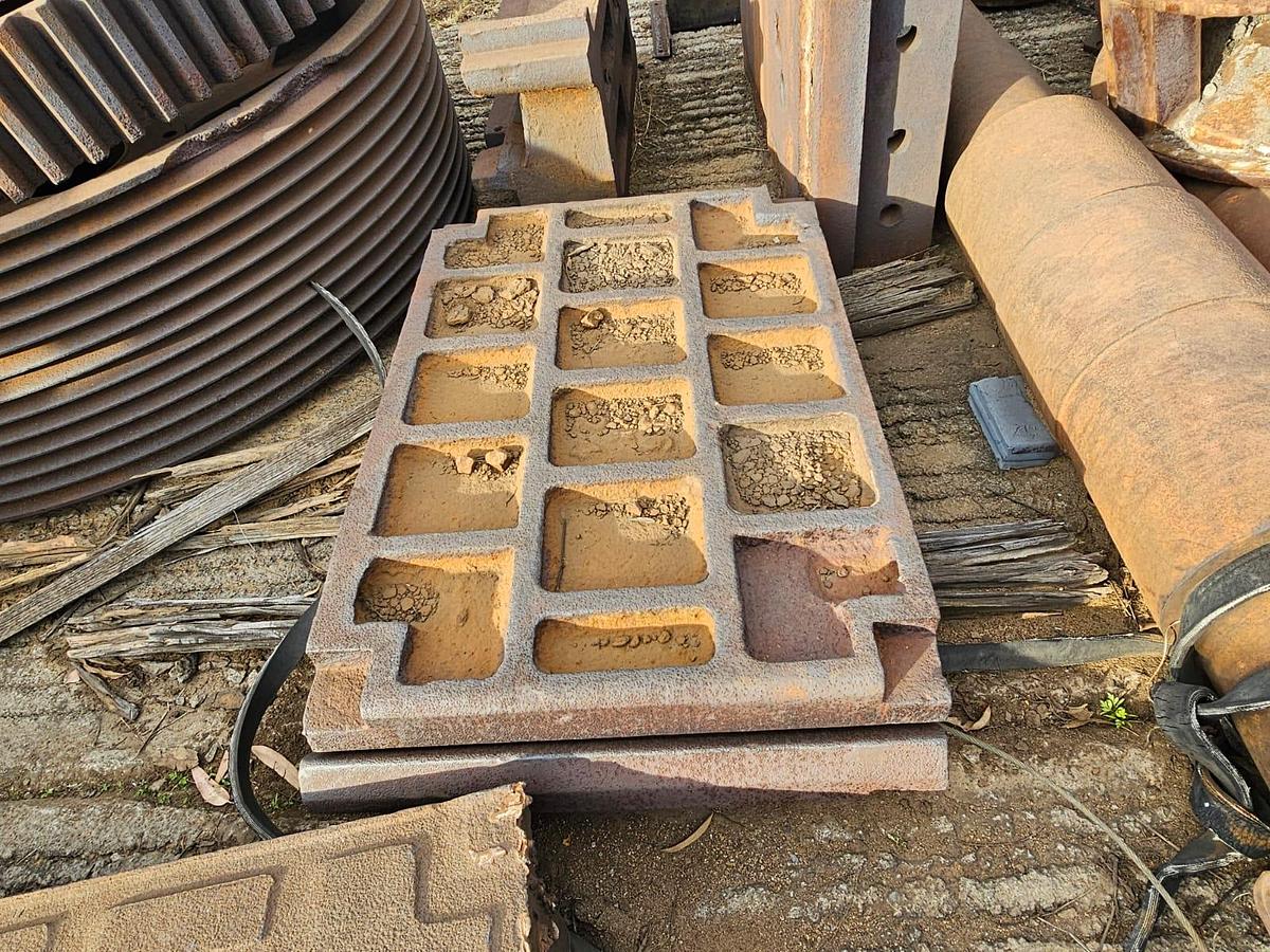 Used CRUSHER FLY WHEEL, TOGGLE PLATES AND HAMMER