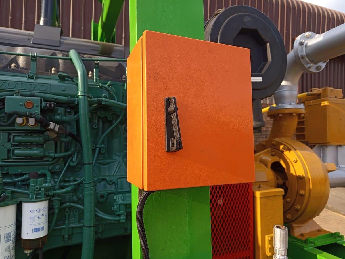 Used WATER PUMP ON A TRAILER WITH VOLVO ENGINE (BATTERIES NOT INCLUDED)