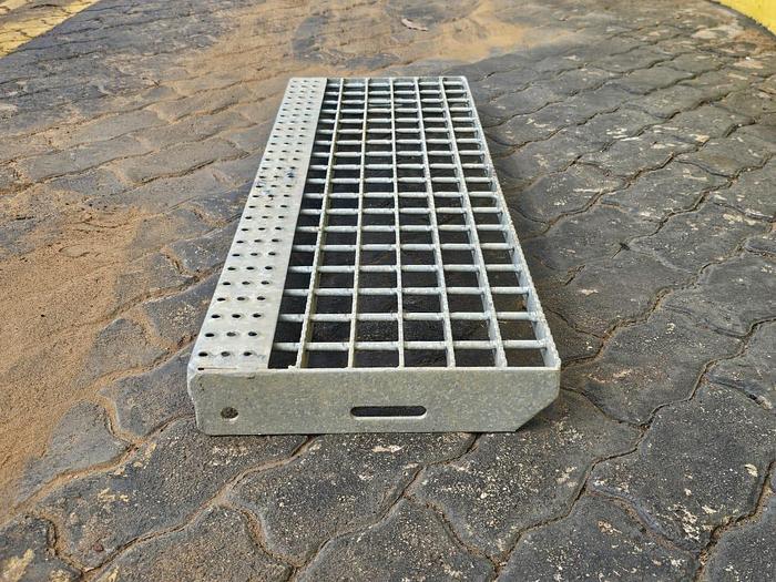 Used STAIR TREAD GRID (915mm x 315mm)