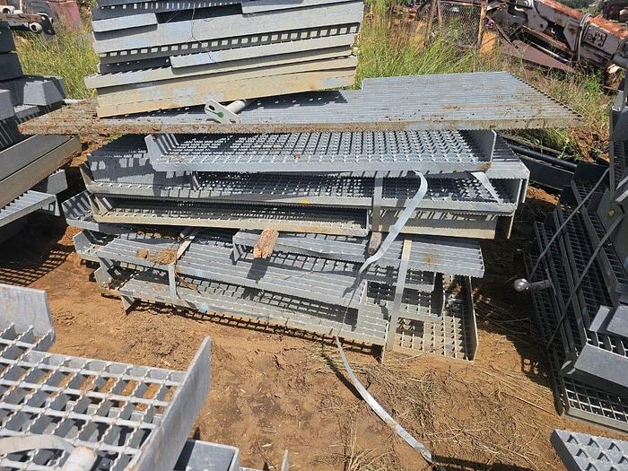 Used WALKWAY/MENTIS GRATING (VARIUS SIZES)