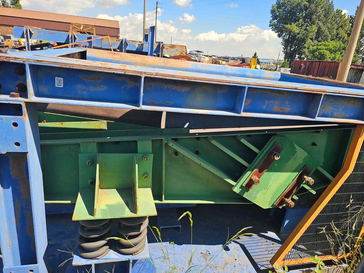 Used VIBRATING PAN FEEDER ON SKITS (USED)