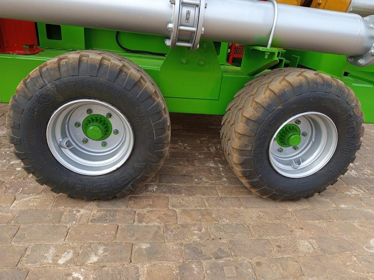 Used WATER PUMP ON A TRAILER WITH VOLVO ENGINE (BATTERIES NOT INCLUDED)