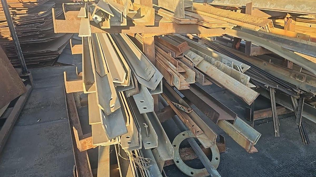 Used VARIOUS SIZES GALVANIZEED ANGLE IRON (USED)