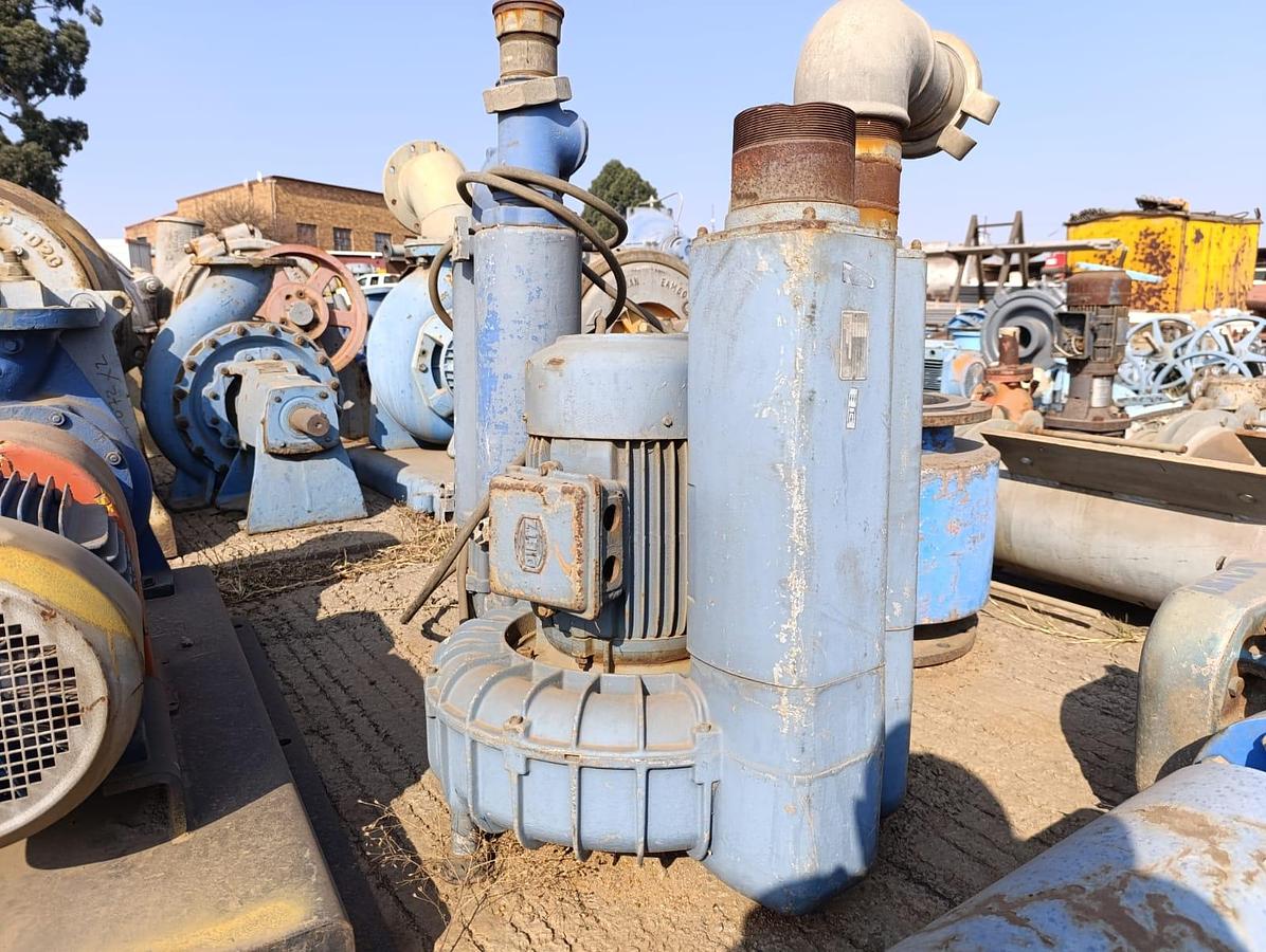 Used SUBMERSIBLE PUMP WITH ELECTRIC MOTOR