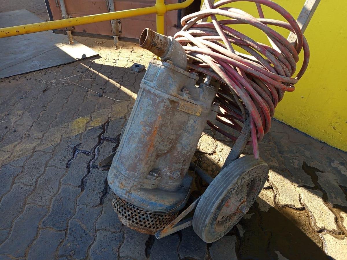 Used SUBMERSIBLE PUMP (NO PLATE)