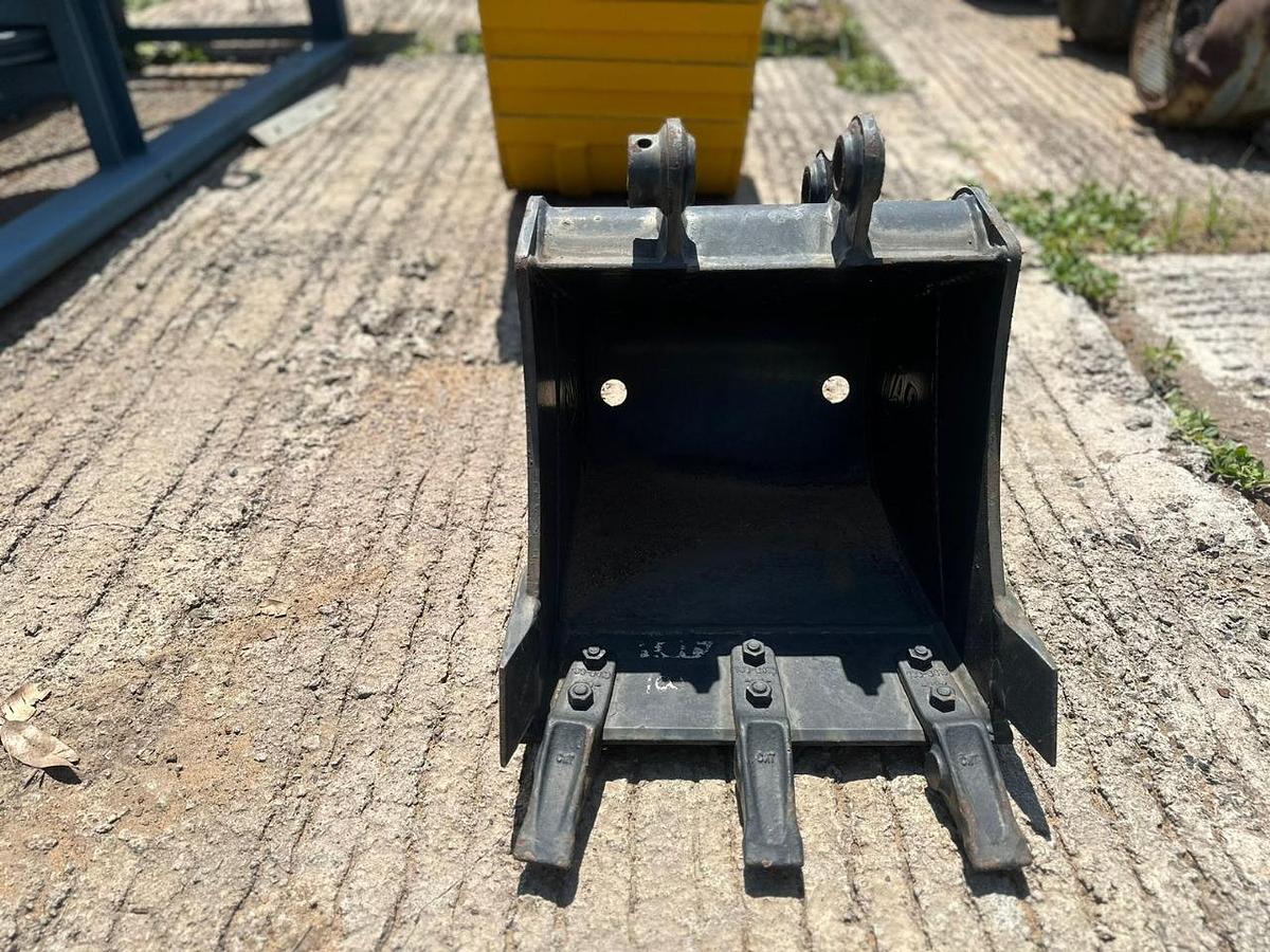 Used CAT SKIDSTEER OR MINI EXCAVATOR BUCKET