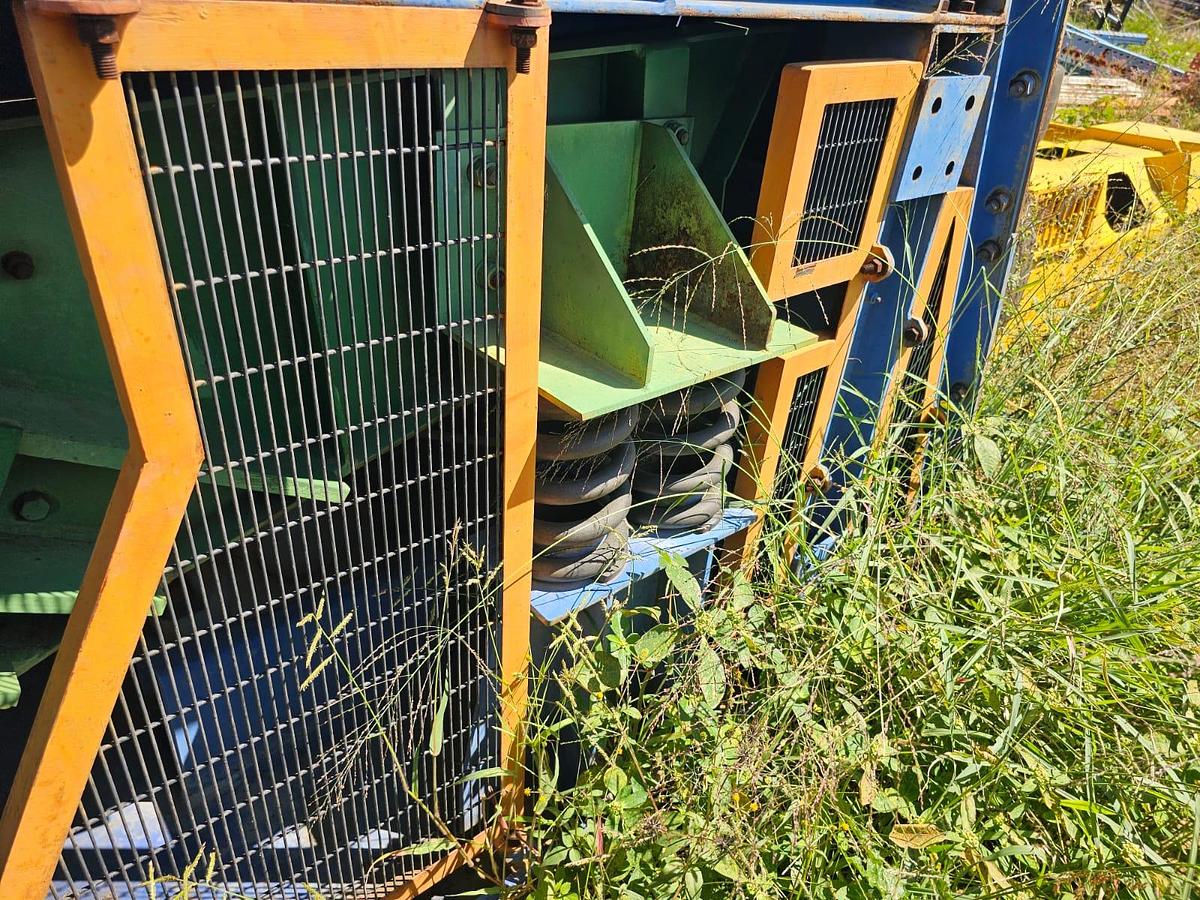 Used VIBRATING PAN FEEDER ON SKITS (USED)