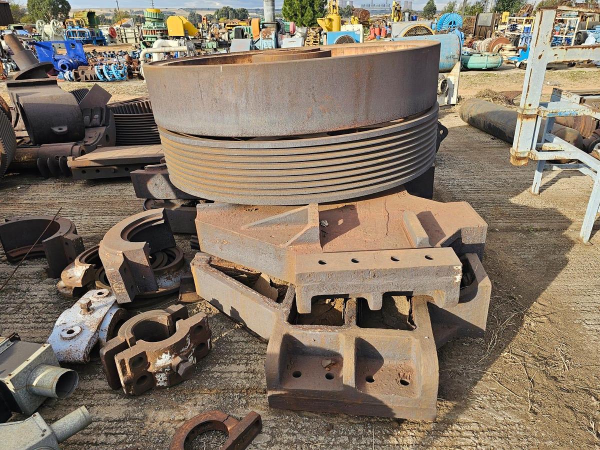 Used CRUSHER FLY WHEEL, TOGGLE PLATES AND HAMMER