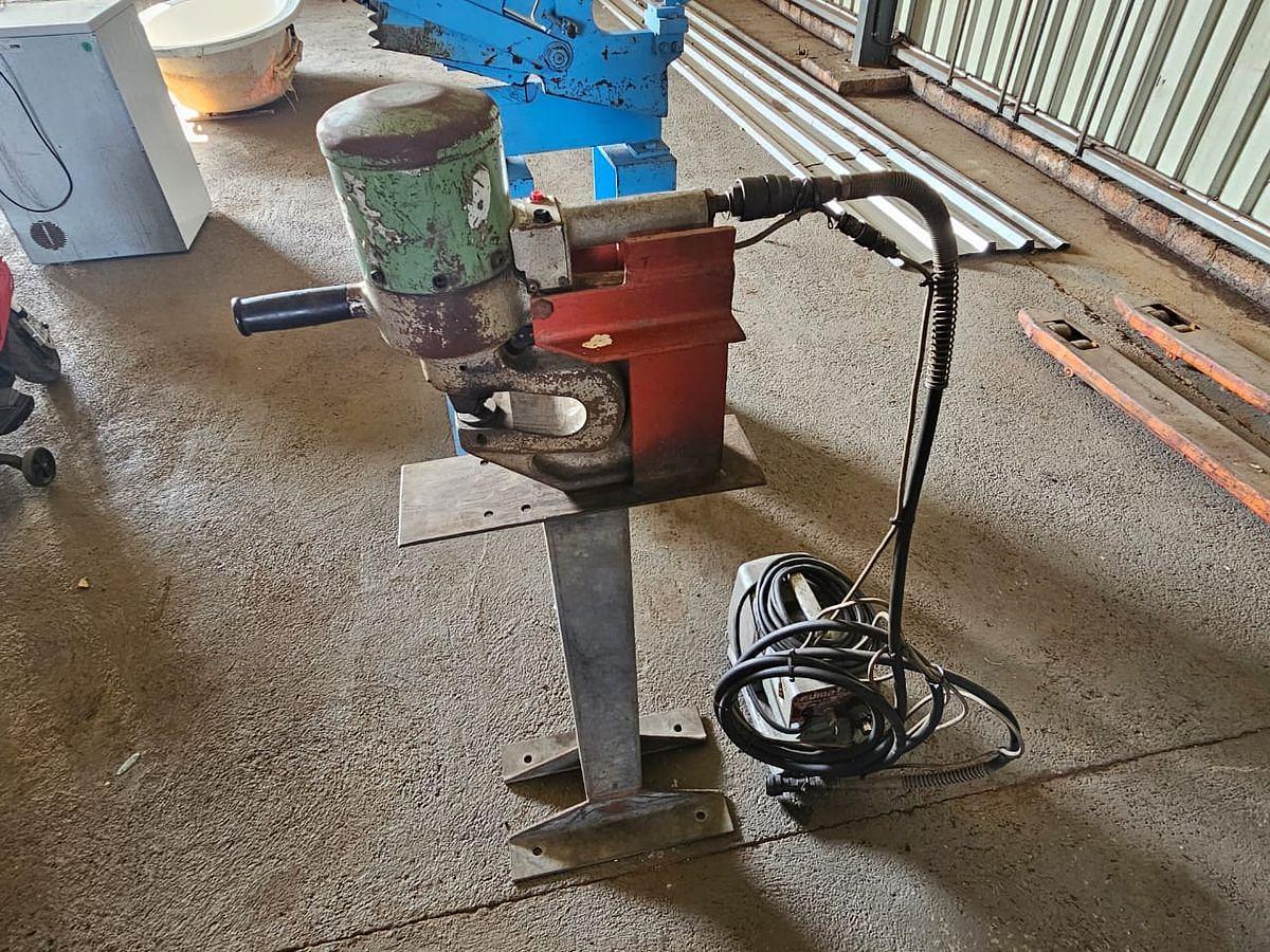 Used INDUSTRIAL HYDRAULIC MOBILE GURDER PUNCH MAX 10MM THICKHNESS PLATE