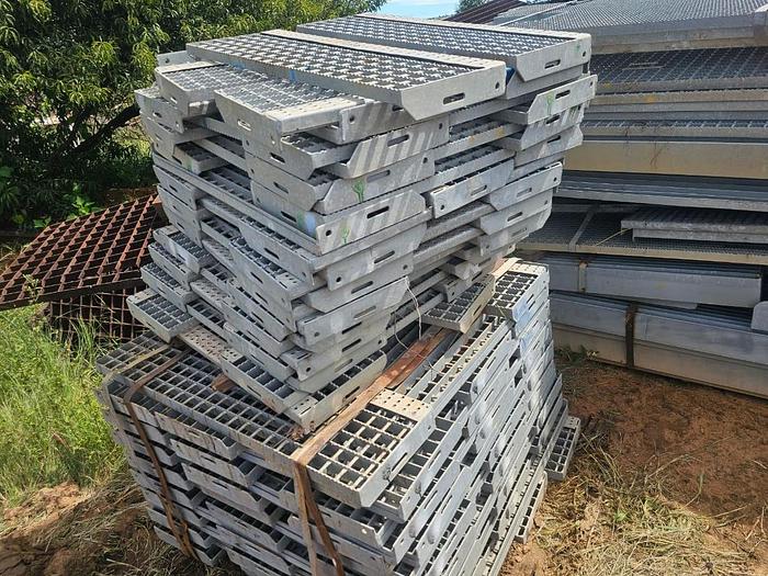 Used STAIR TREAD GRID (915mm x 315mm)