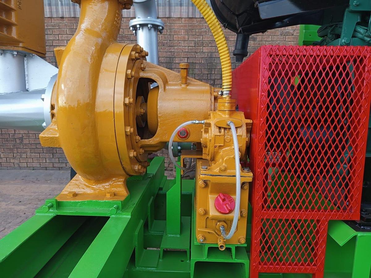 Used WATER PUMP ON A TRAILER WITH VOLVO ENGINE (BATTERIES NOT INCLUDED)
