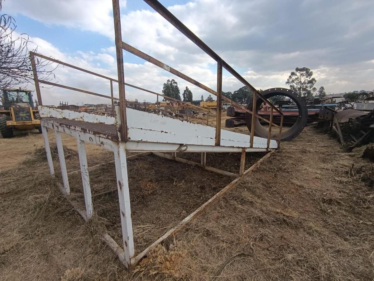 Used LOADING RAMP (6,2 M X 3 M X 2,5 M) - USED CONDITION