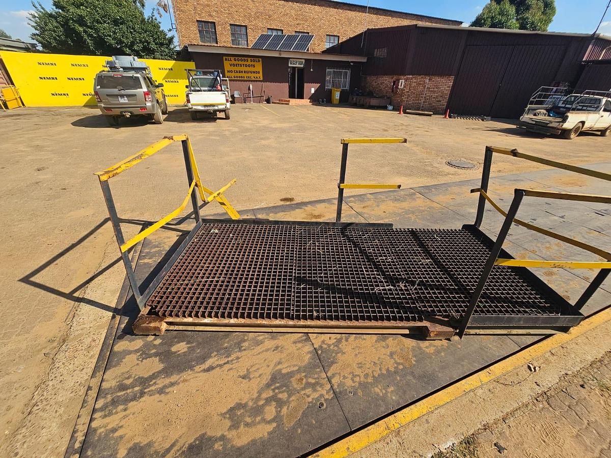 Used WALKWAY STRUCTURE WITH SIDE MOUNTS (USED)