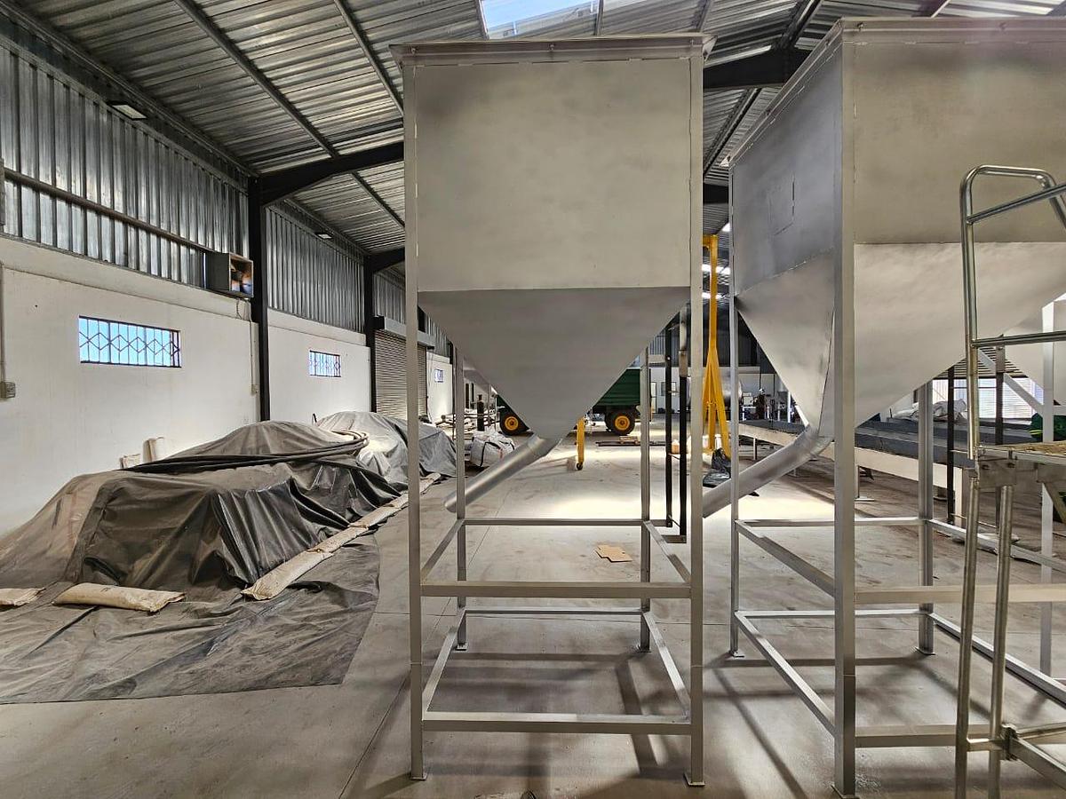 Used SS304 STAINLESS STEEL CLOSED-TOP GRAIN STORAGE BINS