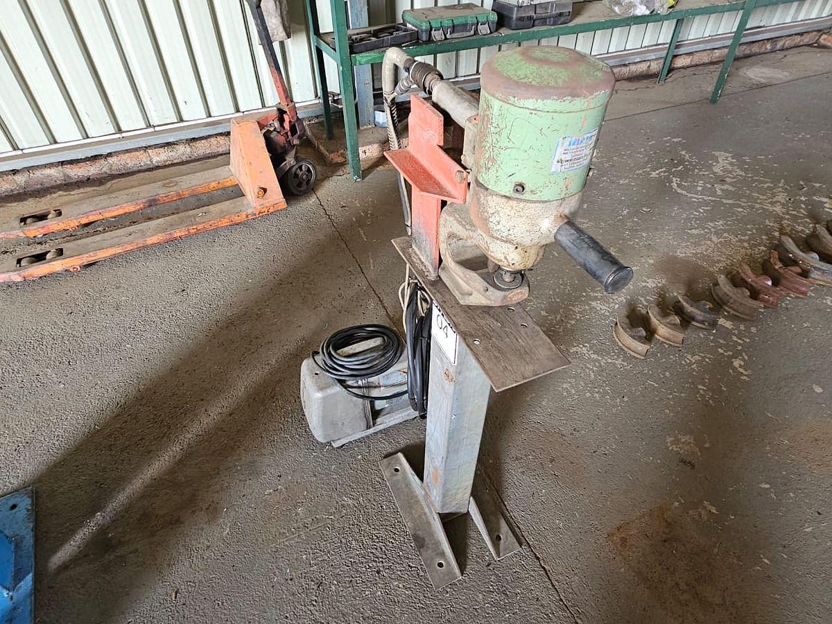 Used INDUSTRIAL HYDRAULIC MOBILE GURDER PUNCH MAX 10MM THICKHNESS PLATE