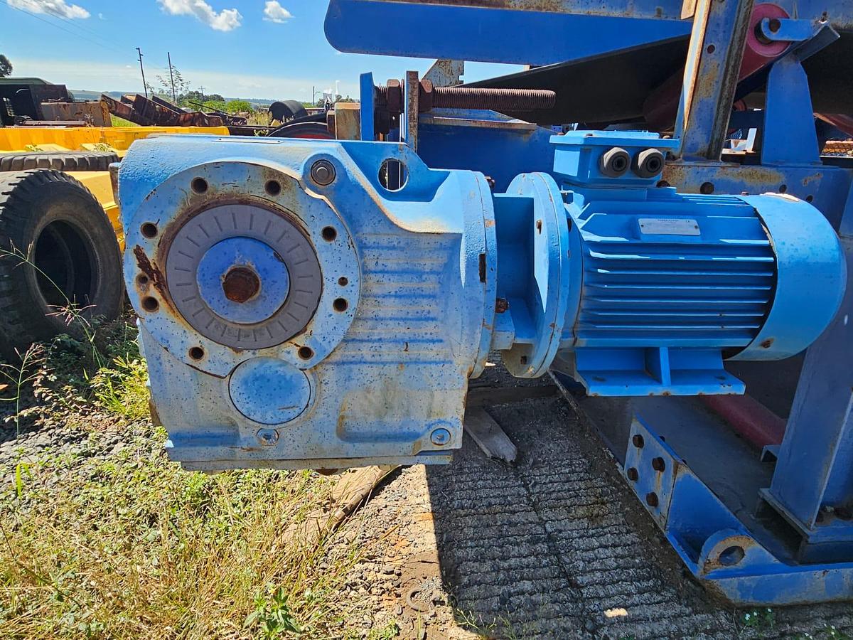 Used 1200 CONVEYOR BELT STRUCTURE ON SKIDS WITH 7.5 KW ELECTRIC MOTOR AND 1.18.96 RATIO GEARBOX 