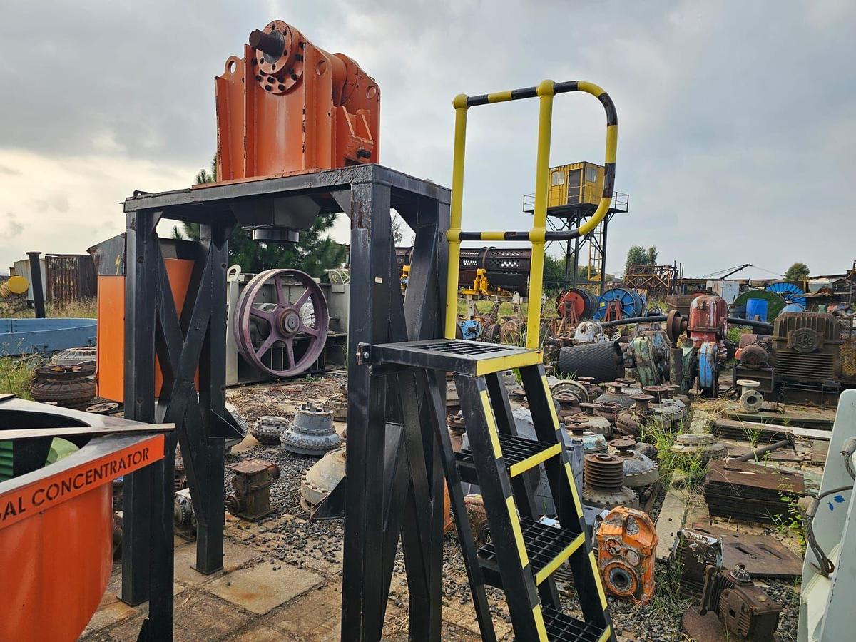 Used  JAW CRUSHER ON STAND