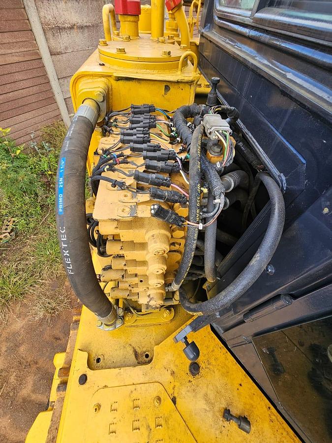 Used KOMATSU D155AX TRACKED DOZER - OPERATIONAL