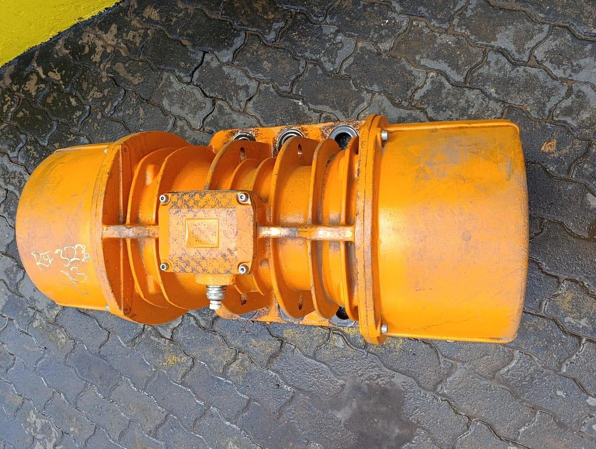 Used 7.5KW VIBRATING MOTOR (USED)