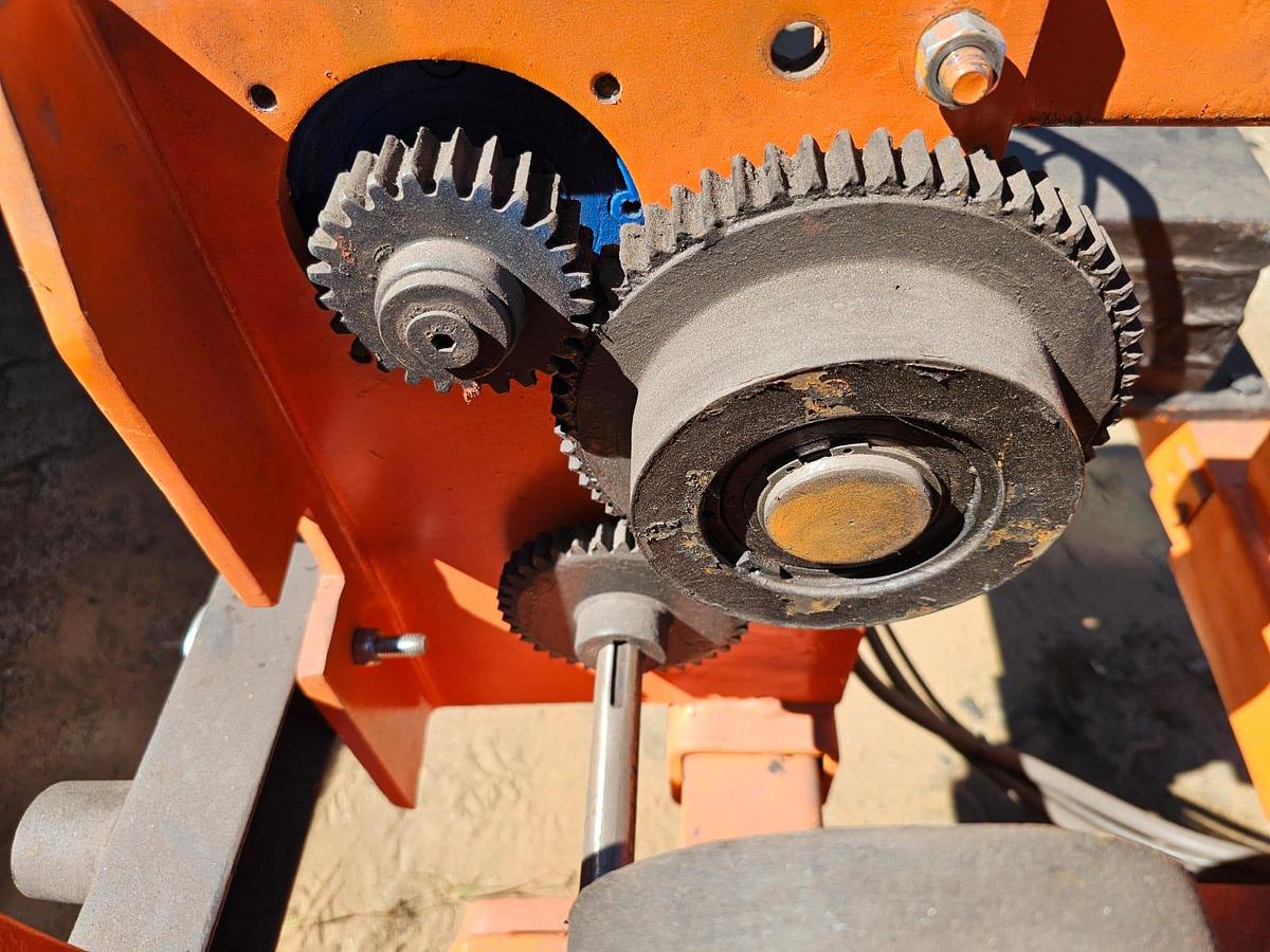 Used ELECTRIC WINCH WITH 2 ELECTRIC MOTORS , DV BOARD & REMOTE (USED)