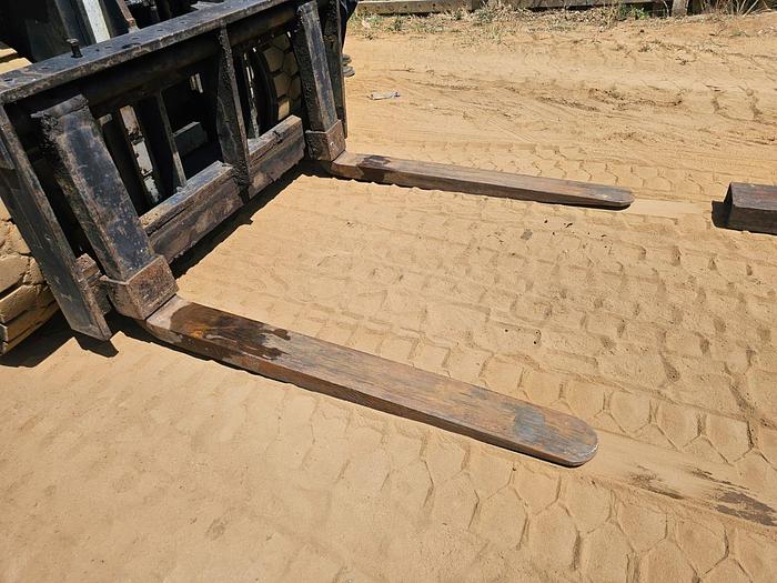 Used KOMATSU FD80H-5 FORKLIFT WITH TWO (2) EXTENDED FORKS (RUNNER) (BATTERIES NOT INCLUDED)