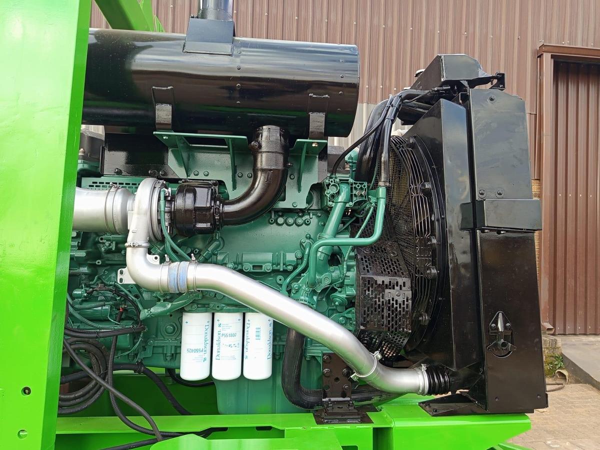 Used WATER PUMP ON A TRAILER WITH VOLVO ENGINE (BATTERIES NOT INCLUDED)