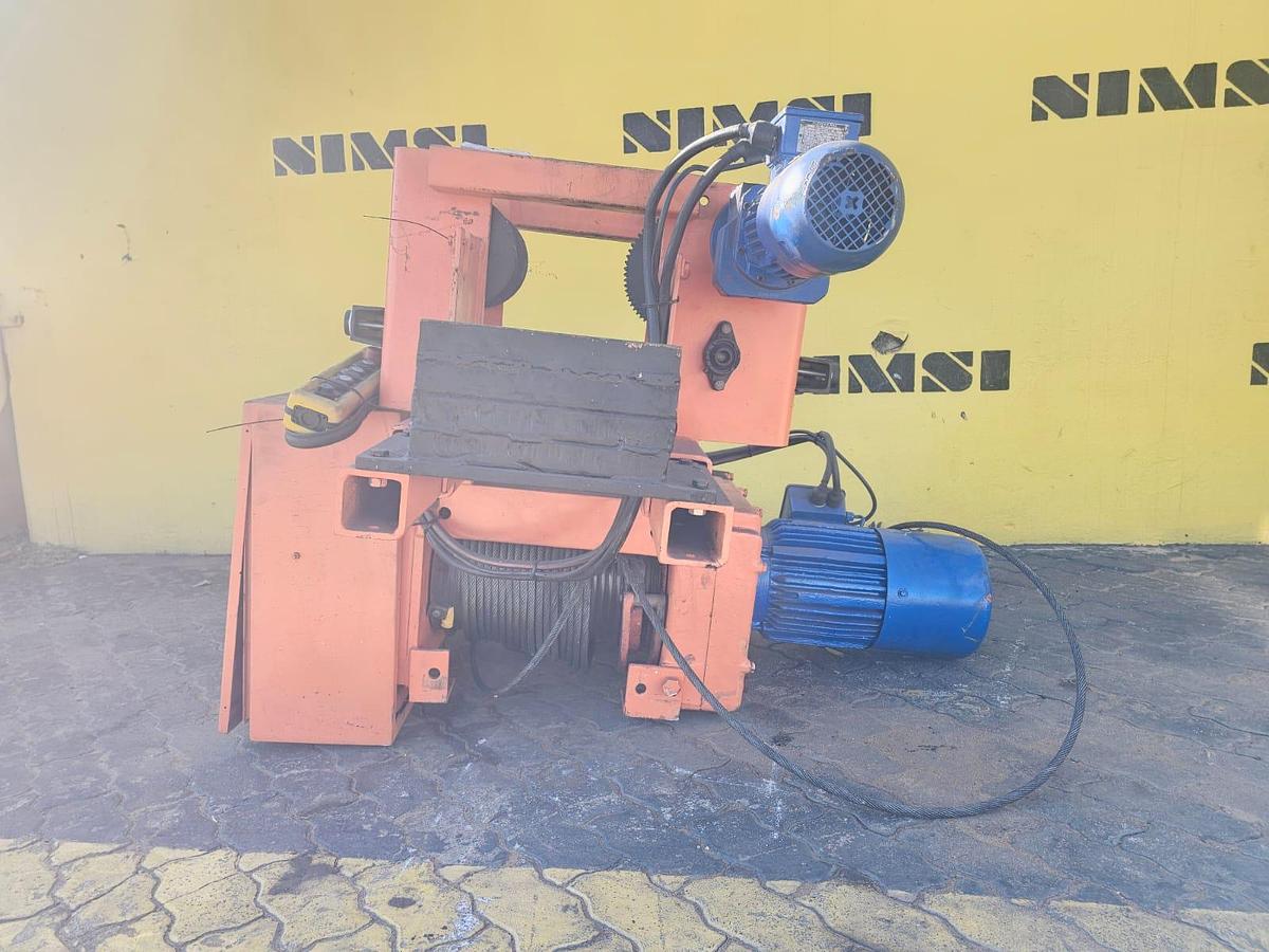 Used ELECTRIC WINCH WITH 2 ELECTRIC MOTORS , DV BOARD & REMOTE (USED)
