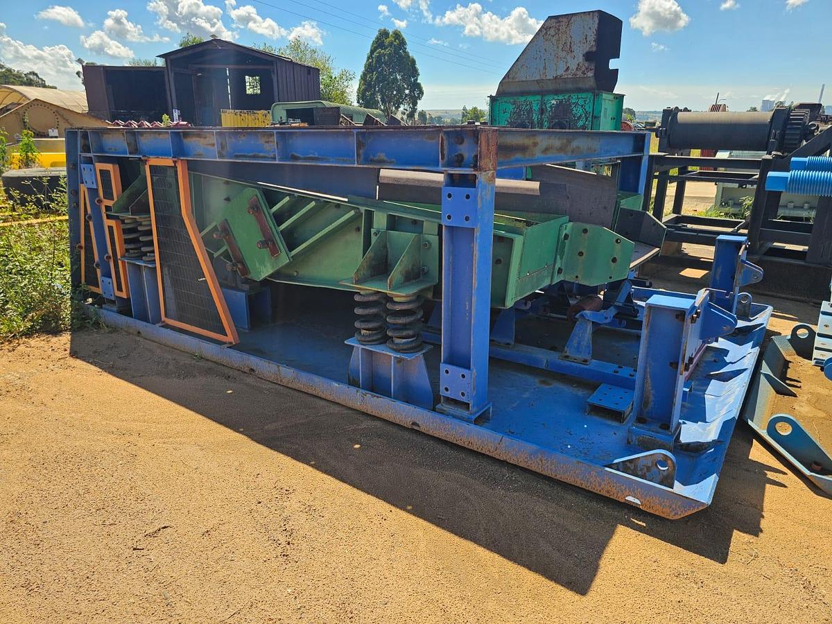 Used VIBRATING PAN FEEDER ON SKITS (USED)